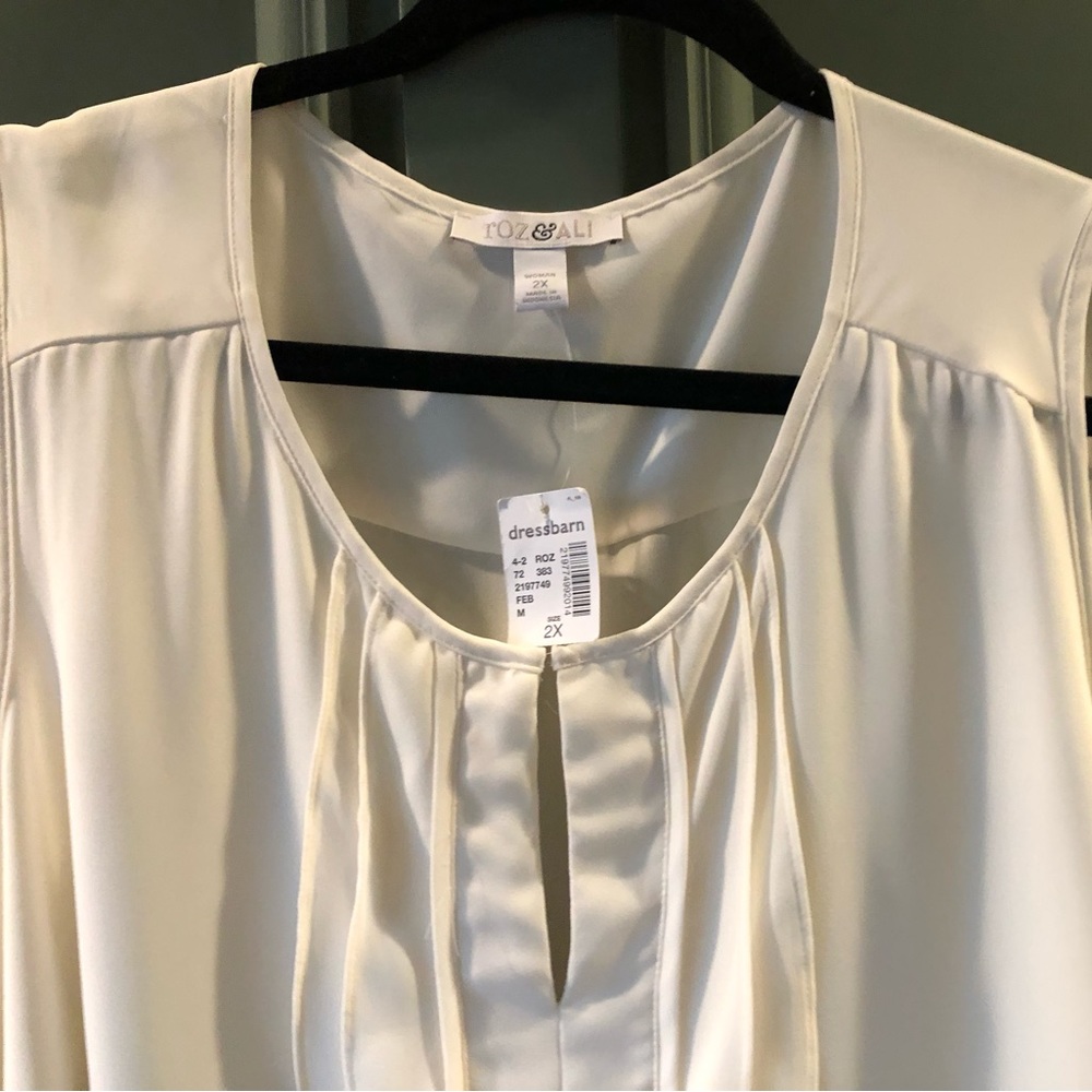 NWT Roz & Ali Sleeveless Crème Blouse - Picture 4 of 4